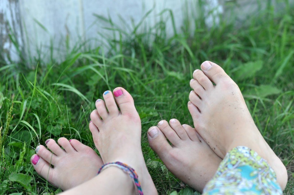 Mother and daughter with bare feet 